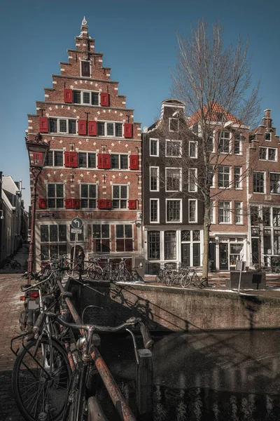 Άμστερνταμ Ολλανδία Φεβρουαρίου 2021 Τυπικά Σπίτια Στο Παλιό Κέντρο Του — Φωτογραφία Αρχείου