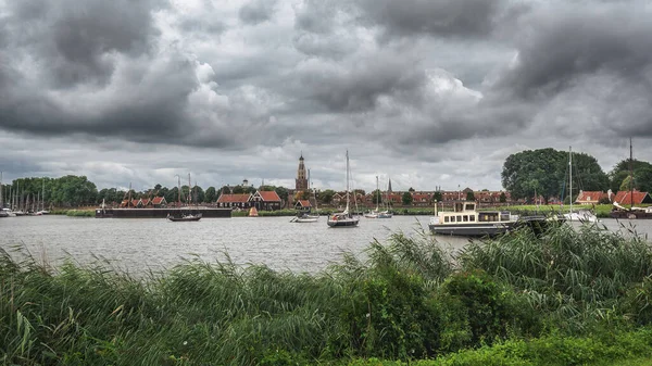 Enkhuizen Holandia Sierpnia 2021 Widok Brzegu Małego Holenderskiego Miasteczka — Zdjęcie stockowe