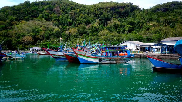 Tamperan Pacitan Indonesien November 2021 Vackra Fiskebåtar Vid Stranden Teleng — Stockfoto