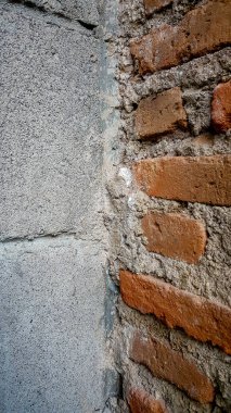 Eski tuğla duvar arkaplanı, tuğla duvar dokusu, yapı. Eski kırık tuğla, çimento eklemleri, yakın plan. Yaşlandıkça çöküyor. İnşaat, onarım. Yıkım konsepti, düşüş. Soyut Web Afişi