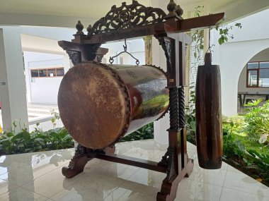 Yatak kucaklaşması, Gamelan 'da kullanılan davullardan biridir. Endonezya ve Malezya 'daki Müslümanlar arasında da cami namazı zamanlarını işaret etmek için kullanılır.