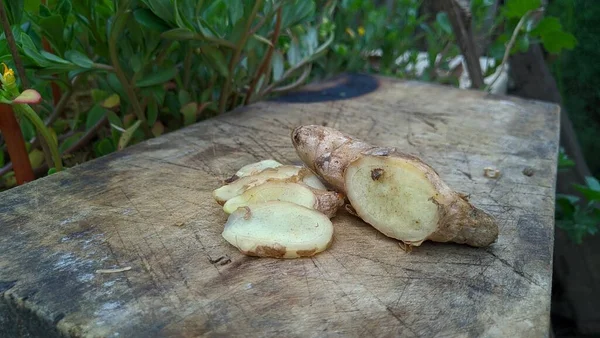 Raiz Gengibre Com Porções Fatiadas — Fotografia de Stock