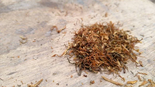 Tabaco Para Fumar Seco Isolado Sobre Fundo Branco — Fotografia de Stock