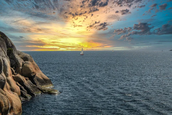 Deniz kenarında oturuyorum, anılarımda oyalanıyorum ve gün batımını izliyorum..