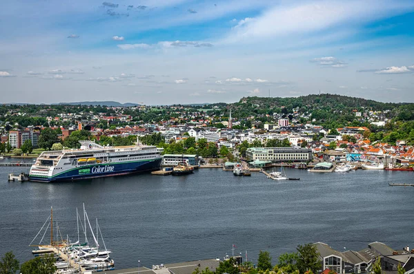 Norveç 'in Sandefjord kentinin kuş bakışı manzarasına bakıyorum..