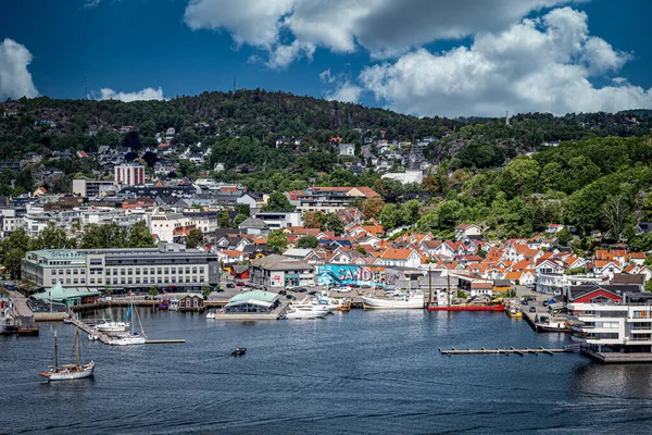 Norveç 'in Sandefjord kentinin kuş bakışı manzarasına bakıyorum..