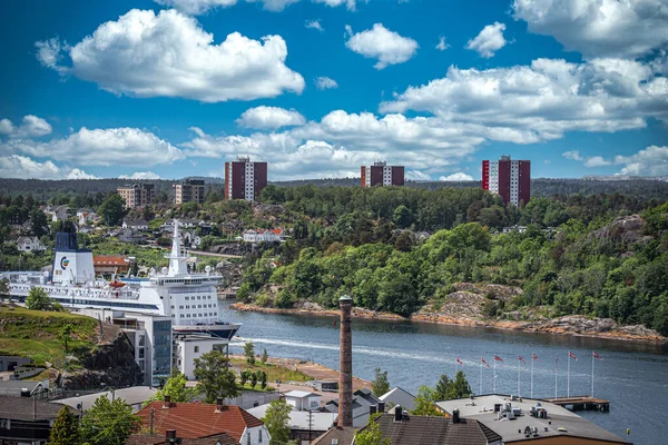 Norveç 'in Sandefjord kentinin kuş bakışı manzarasına bakıyorum..