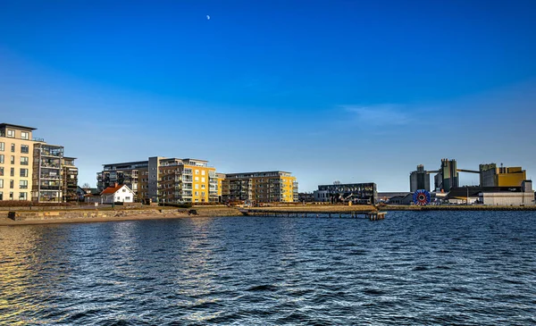 Norveç, Larvik 'te akşam yürüyüşü.