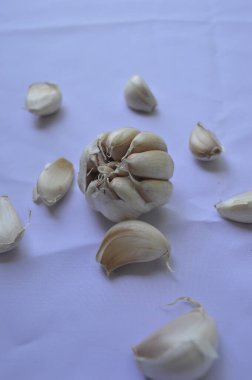 Beyaz arka planda sarımsak yakın çekim.