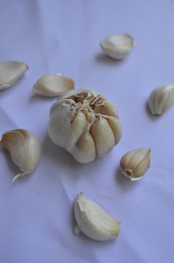 Beyaz arka planda sarımsak yakın çekim.