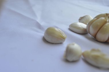 Beyaz arka planda sarımsak yakın çekim.