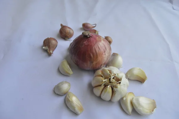 Nahaufnahme Von Zwiebeln Und Knoblauch Auf Weißem Hintergrund Natürliches Foto — Stockfoto