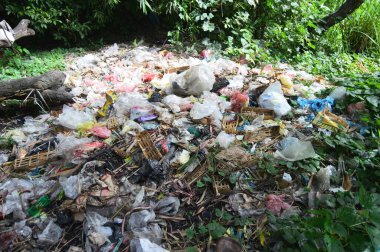 Yığılmış çöp yığını ve dağınık.
