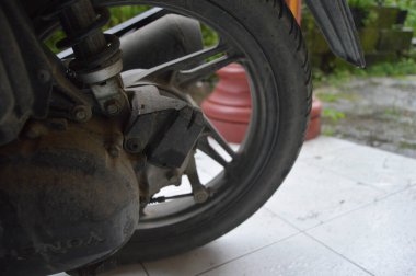 gresik, Endonezya - 28 Şubat 2022: motosiklet yedek parçaları toz veya toprak ile kirlenmiş.