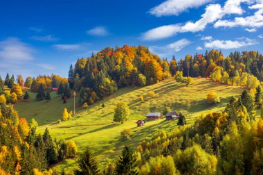 Moieciu de Sus, Brasov ilçesi, Romanya. Karpat Dağları 'nda kırsal sonbahar manzarası