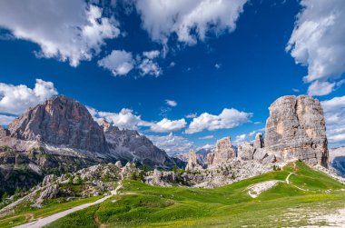 Cinque Torri, Dolomiti Alpler, İtalya. Dolomites dağlar, Alto Adige, South Tyrol içinde beş ayağı