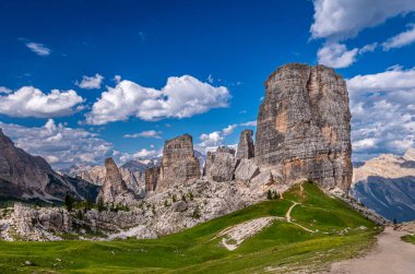Cinque Torri, Dolomiti Alpler, İtalya. Dolomites dağlar, Alto Adige, South Tyrol içinde beş ayağı