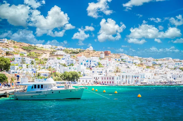 Cyclades Adaları'nda Mikonos kentinin güzel manzara. Beyaz evler ve eski limandaki tekneler.