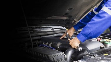 Araba tamircisi araba motoru, araba bakım konsepti üzerinde çalışıyor..