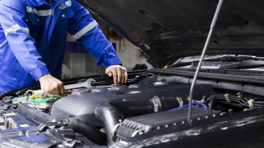 Araba tamircisi araba motoru, araba bakım konsepti üzerinde çalışıyor..