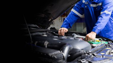 Araba tamircisi araba motoru, araba bakım konsepti üzerinde çalışıyor..