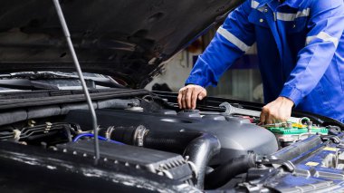 Araba tamircisi araba motoru, araba bakım konsepti üzerinde çalışıyor..