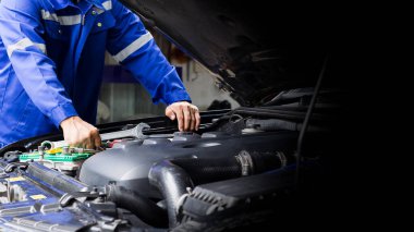 Araba tamircisi araba motoru, araba bakım konsepti üzerinde çalışıyor..