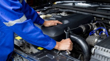 Araba tamircisi araba motoru, araba bakım konsepti üzerinde çalışıyor..