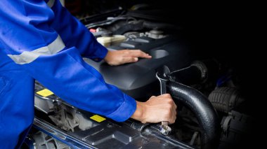 Araba tamircisi araba motoru, araba bakım konsepti üzerinde çalışıyor..