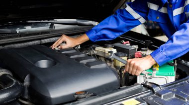 Araba tamircisi araba motoru, araba bakım konsepti üzerinde çalışıyor..