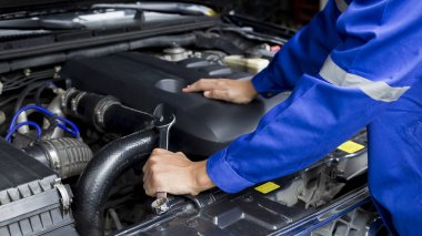 Araba tamircisi araba motoru, araba bakım konsepti üzerinde çalışıyor..