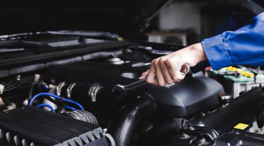 Araba tamircisi araba motoru, araba bakım konsepti üzerinde çalışıyor..