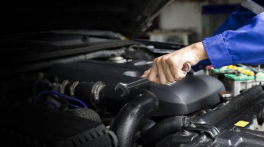 Araba tamircisi araba motoru, araba bakım konsepti üzerinde çalışıyor..