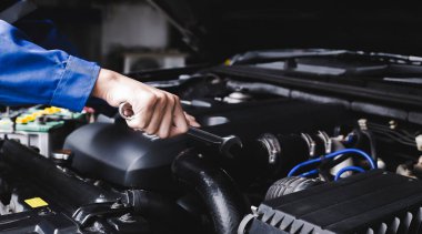 Araba tamircisi araba motoru, araba bakım konsepti üzerinde çalışıyor..