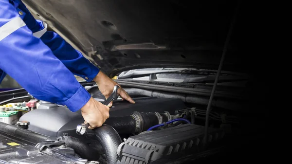 Mecánico Del Coche Que Trabaja Motor Del Coche Concepto Mantenimiento —  Fotos de Stock