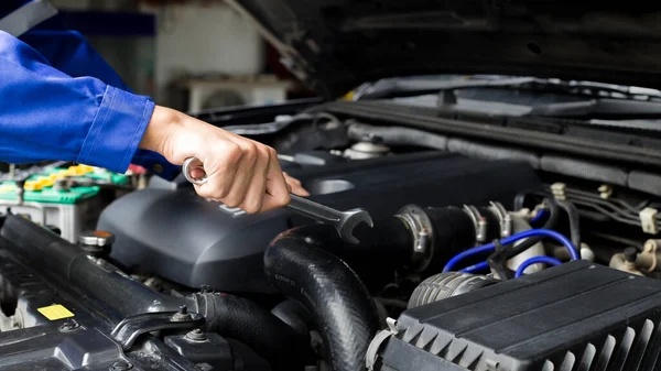 Bilmekaniker Som Arbetar Med Bilmotor Bilunderhållskoncept — Stockfoto