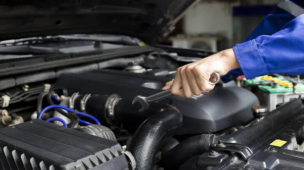 Mecánico Del Coche Que Trabaja Motor Del Coche Concepto Mantenimiento — Foto de Stock