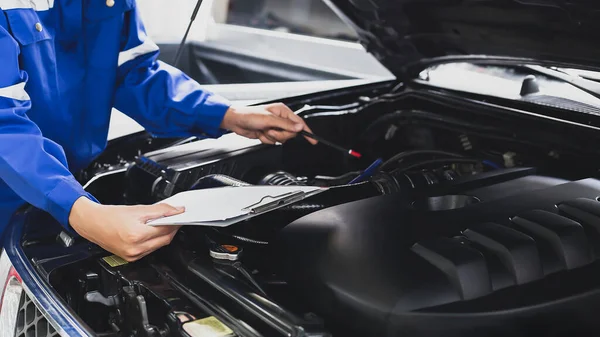 Mekaniker Arbetar Motorn Bilen Garaget Reparation Reparation Bilar — Stockfoto