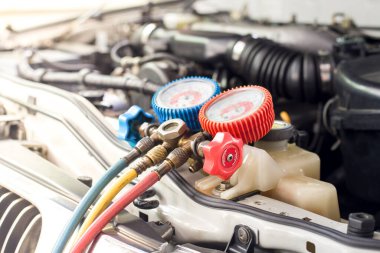 Araç havalandırma kontrol servisi, sızıntı tespit, soğutucuyu doldur. Uzman teknisyenler tarafından arabada soğutma aleti ve sayaç..