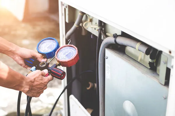 Açık hava ünitesi kompresörü binanın dışına kuruluyor..