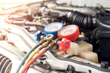 Araç havalandırma kontrol servisi, sızıntı tespit, soğutucuyu doldur. Uzman teknisyenler tarafından arabada soğutma aleti ve sayaç..