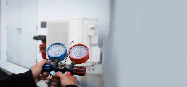 Ipari Gyári Légkondicionáló Berendezések Töltésére Kültéri Légkompresszor Egység Karbantartásának Ellenőrzésére — Stock Fotó