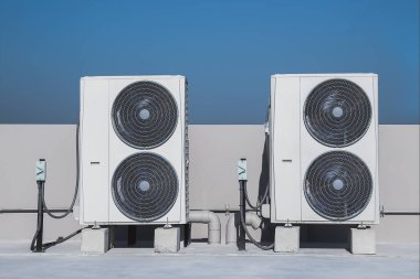 Açık hava ünitesi kompresörü binanın dışına kuruluyor..