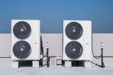 Açık hava ünitesi kompresörü binanın dışına kuruluyor..