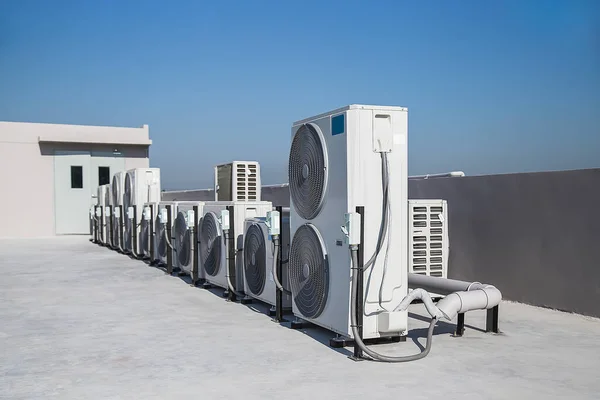 Airconditioning Buitenunit Compressor Installeren Buiten Het Gebouw — Stockfoto