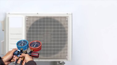 Klima teknisyeni havalandırmayı kontrol ediyor..