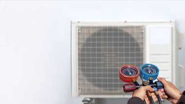 Klima teknisyeni havalandırmayı kontrol ediyor..