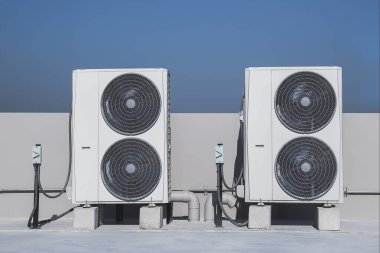 Açık hava ünitesi kompresörü binanın dışına kuruluyor..