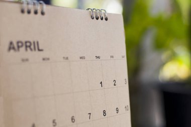 Planlama konusunda kahverengi masanın üzerindeki takvimi kapat.