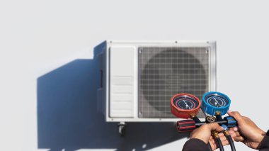 Teknisyen havalandırmayı kontrol ediyor..